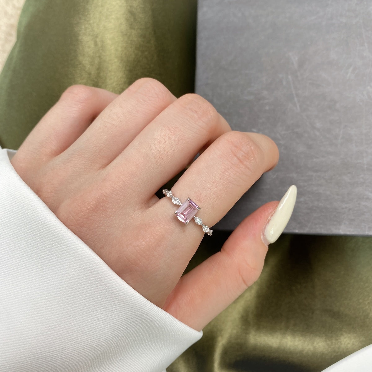 [Vivid Aurora]1.0 Carat Dainty Resplendent Radiant Cut Daily Ring